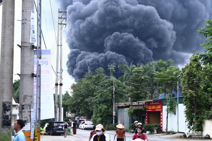 Ch&aacute;y qu&aacute;n cạnh Quốc lộ 5 ở Hưng Y&ecirc;n, một người đ&agrave;n &ocirc;ng tử vong- Ảnh 2.