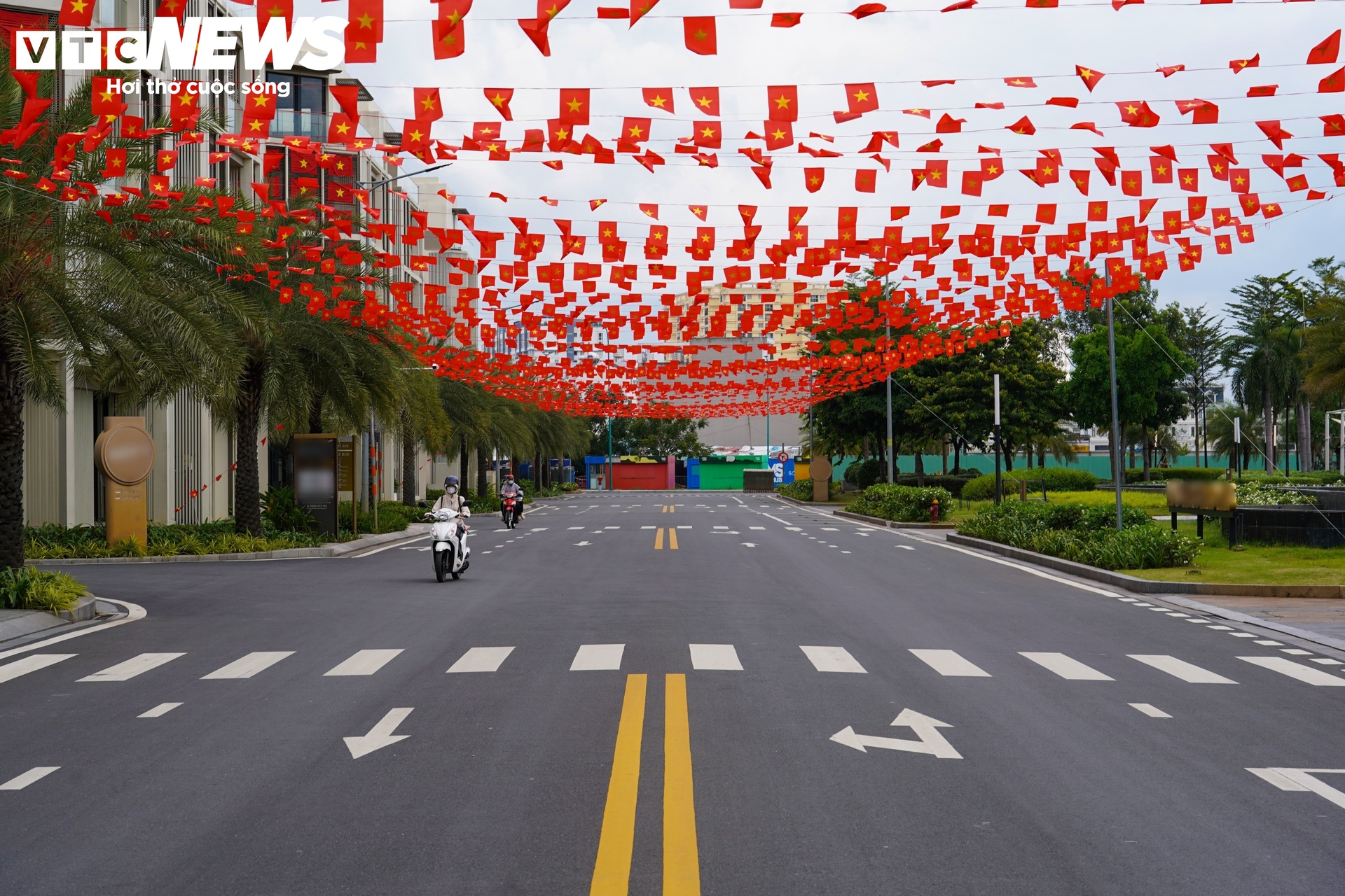 Phố phường H&agrave; Nội, TP.HCM đỏ thắm sắc cờ dịp Quốc kh&aacute;nh 2/9- Ảnh 24.