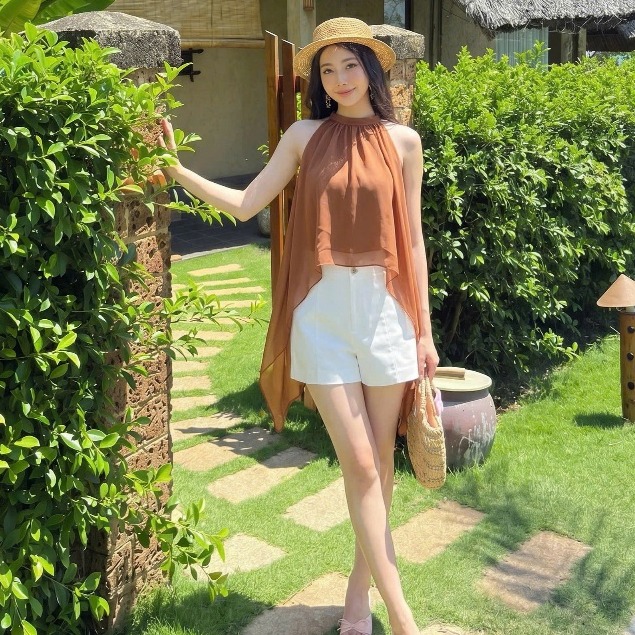 Một chiếc &aacute;o yếm, 4 c&ocirc;ng thức phối đồ thanh lịch cho n&agrave;ng th&iacute;ch vẻ ngo&agrave;i "d&acirc;u h&agrave;o m&ocirc;n"- Ảnh 17.