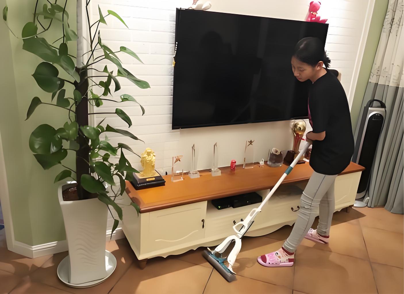 Ở nhờ nh&agrave; họ h&agrave;ng, nữ sinh chết lặng khi v&ocirc; t&igrave;nh nghe được cuộc gọi b&aacute;c g&aacute;i kể xấu m&igrave;nh với người ở qu&ecirc; - Ảnh 2.