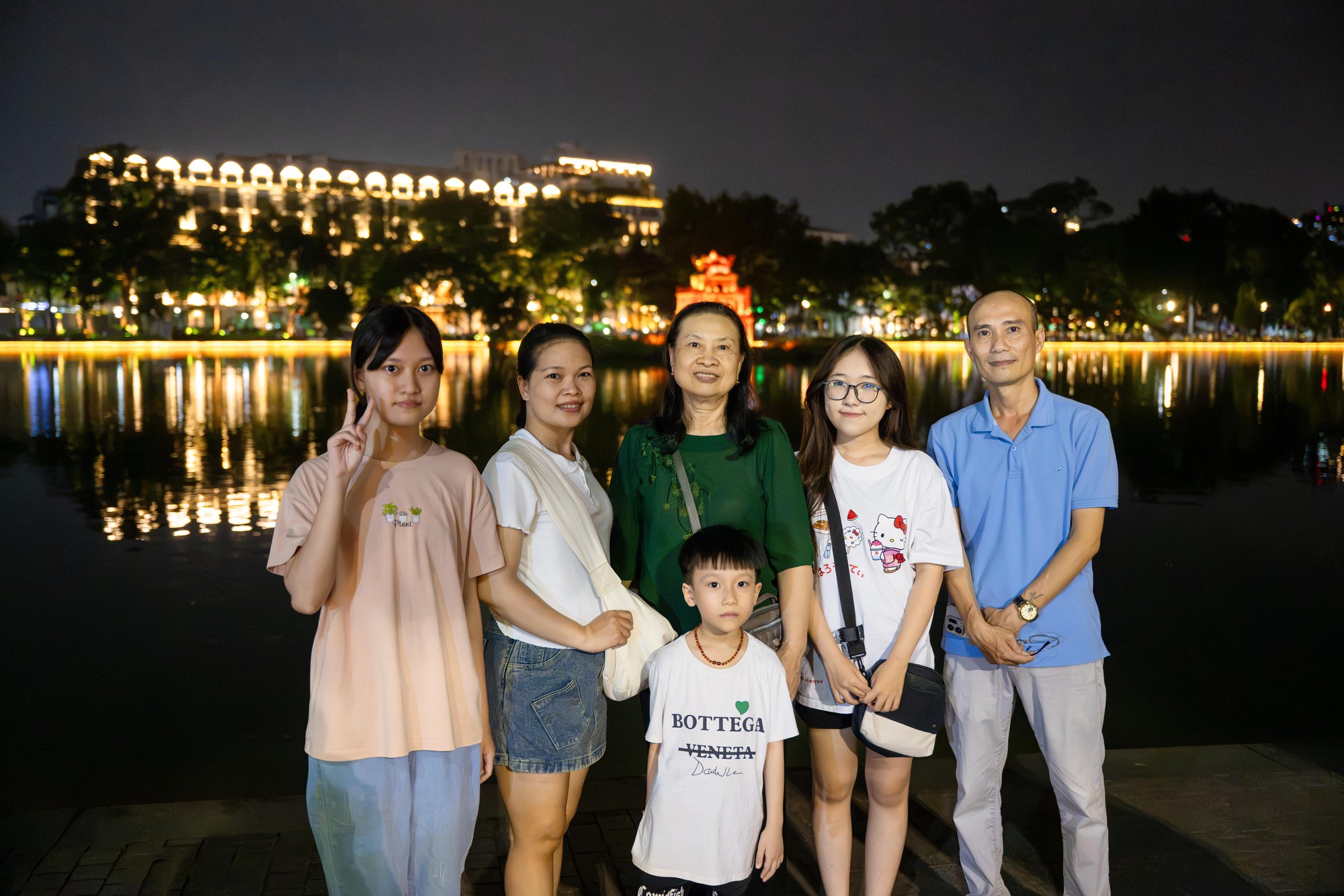 Cận cảnh hồ Ho&agrave;n Kiếm lung linh với hơn 3.000 thiết bị chiếu s&aacute;ng vừa được vận h&agrave;nh, h&agrave;ng ngh&igrave;n người d&acirc;n th&iacute;ch th&uacute; trải nghiệm- Ảnh 17.