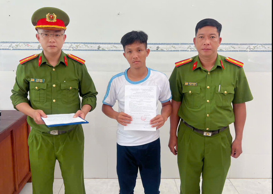 Công an kiểm tra một căn nhà, bắt tạm giam chủ nhà Phan Thanh Vũ SN 1991 - Ảnh 1.