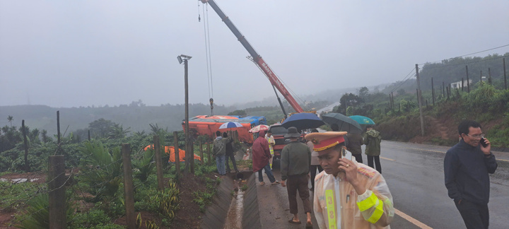 Lật xe kh&aacute;ch ở Gia Lai, hơn 20 người thương vong- Ảnh 1.