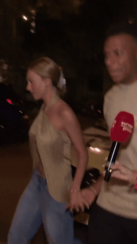 Mbapp&eacute; nắm tay mỹ nh&acirc;n Ester Exp&oacute;sito t&igrave;nh tứ giữa &aacute;nh flash ch&oacute;i lo&agrave; v&agrave; sự b&aacute;m đuổi của ph&oacute;ng vi&ecirc;n, lời ch&uacute;c mừng đ&aacute;m cưới Ronaldo v&agrave; Georgina g&acirc;y ch&uacute; &yacute;- Ảnh 3.