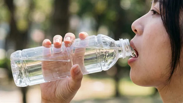 Người đ&agrave;n &ocirc;ng ngo&agrave;i 50 tuổi su&yacute;t hỏng thận sau khi uống chai nước để qu&ecirc;n trong &ocirc; t&ocirc;: B&aacute;c sĩ nhắc 3 nguy&ecirc;n tắc n&ecirc;n nhớ khi uống nước- Ảnh 3.