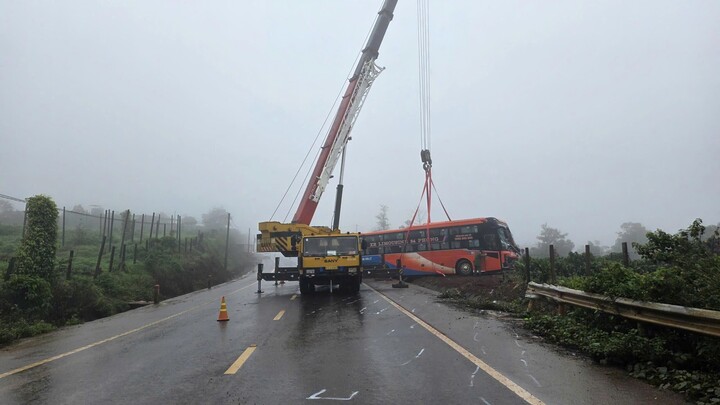 Lật xe kh&aacute;ch ở Gia Lai, 1 người chết: Nh&acirc;n chứng kể ph&uacute;t xe rung lắc mạnh- Ảnh 3.
