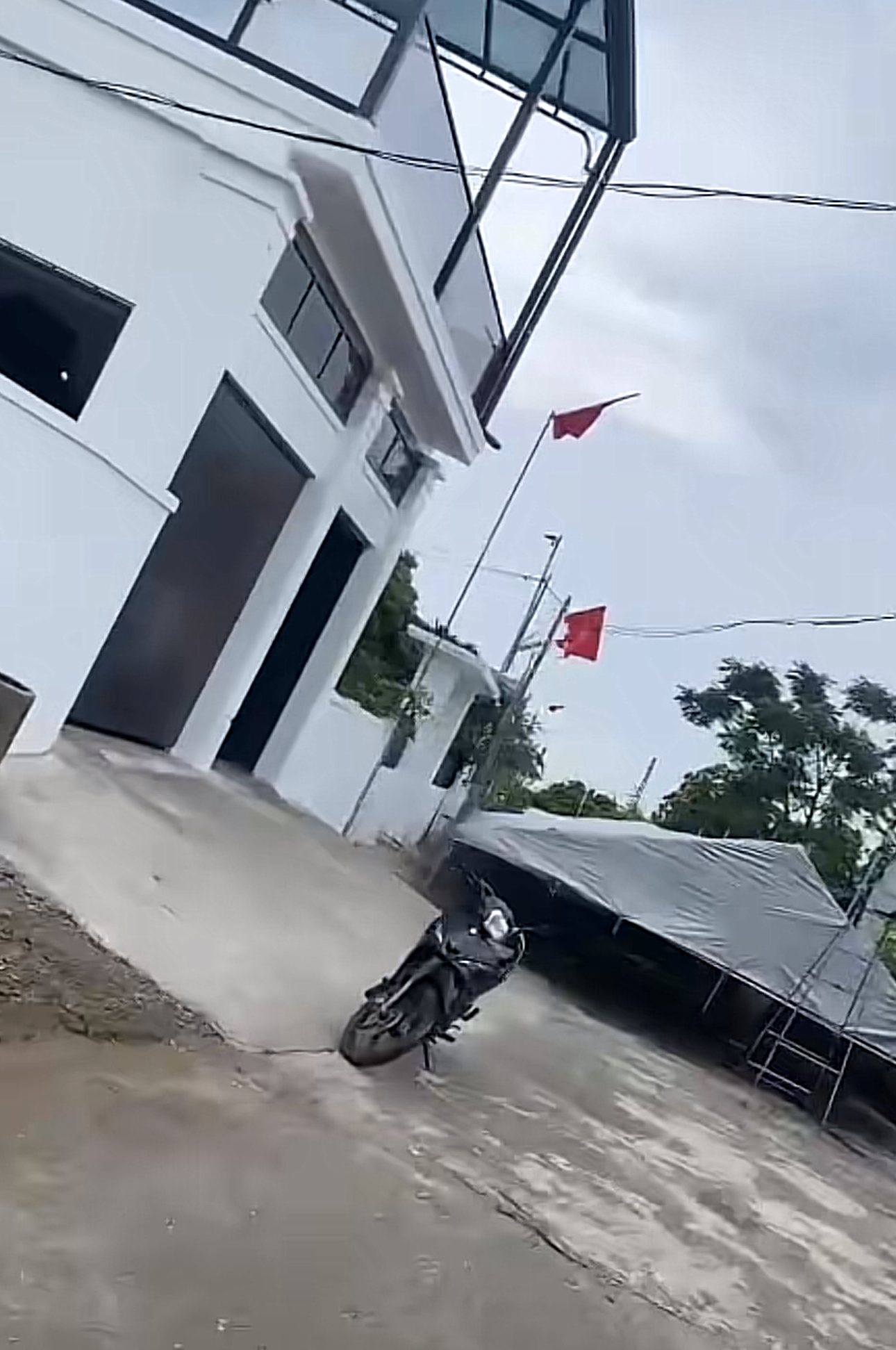 Đ&igrave;nh Bắc về qu&ecirc; bắc rạp mời cả x&oacute;m ăn mừng t&acirc;n gia- Ảnh 2.