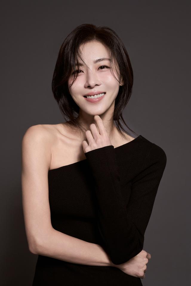 Mỹ nh&acirc;n showbiz tự "hủy hoại" nhan sắc tuổi 48: Bỏ rửa mặt, cạo l&ocirc;ng m&agrave;y để đổi lấy 2 tuần t&agrave;n tạ đến kh&oacute; tin- Ảnh 6.