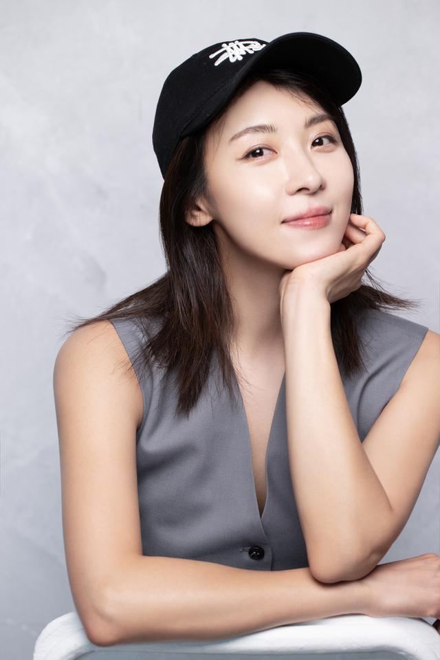 Mỹ nh&acirc;n showbiz tự "hủy hoại" nhan sắc tuổi 48: Bỏ rửa mặt, cạo l&ocirc;ng m&agrave;y để đổi lấy 2 tuần t&agrave;n tạ đến kh&oacute; tin- Ảnh 4.