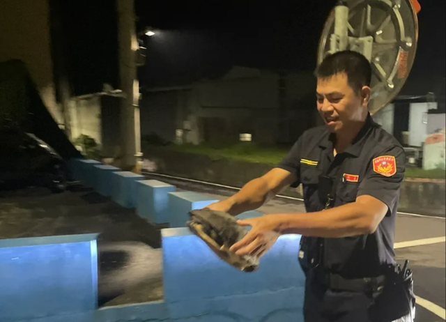 Sau nhiều ng&agrave;y mưa lớn, người d&acirc;n ph&aacute;t hiện cảnh tượng hiếm gặp tr&ecirc;n đường: Cảnh s&aacute;t lập tức c&oacute; mặt- Ảnh 4.