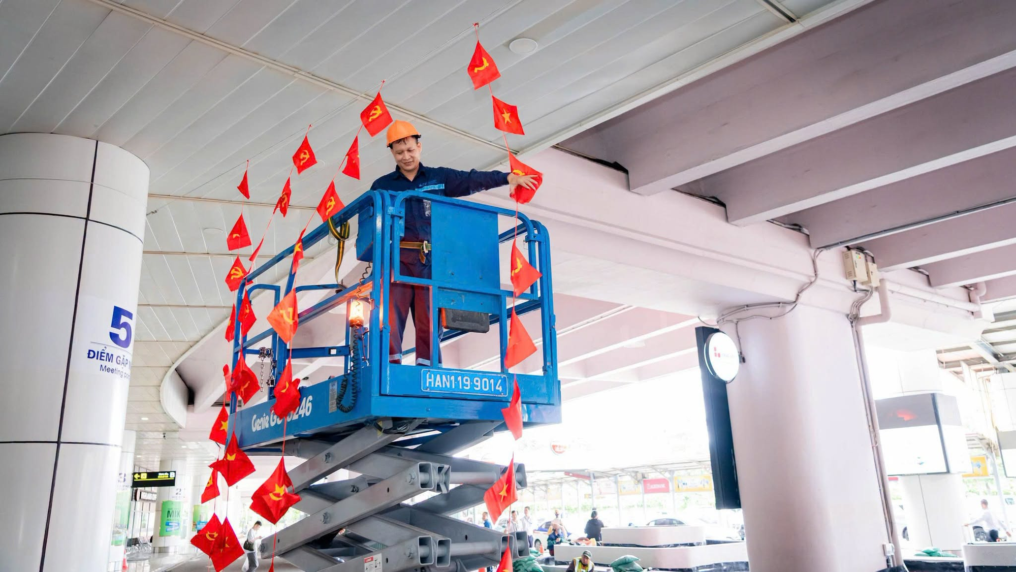 Cảnh tượng ngay l&uacute;c n&agrave;y tại s&acirc;n bay Nội B&agrave;i - Ảnh 2.