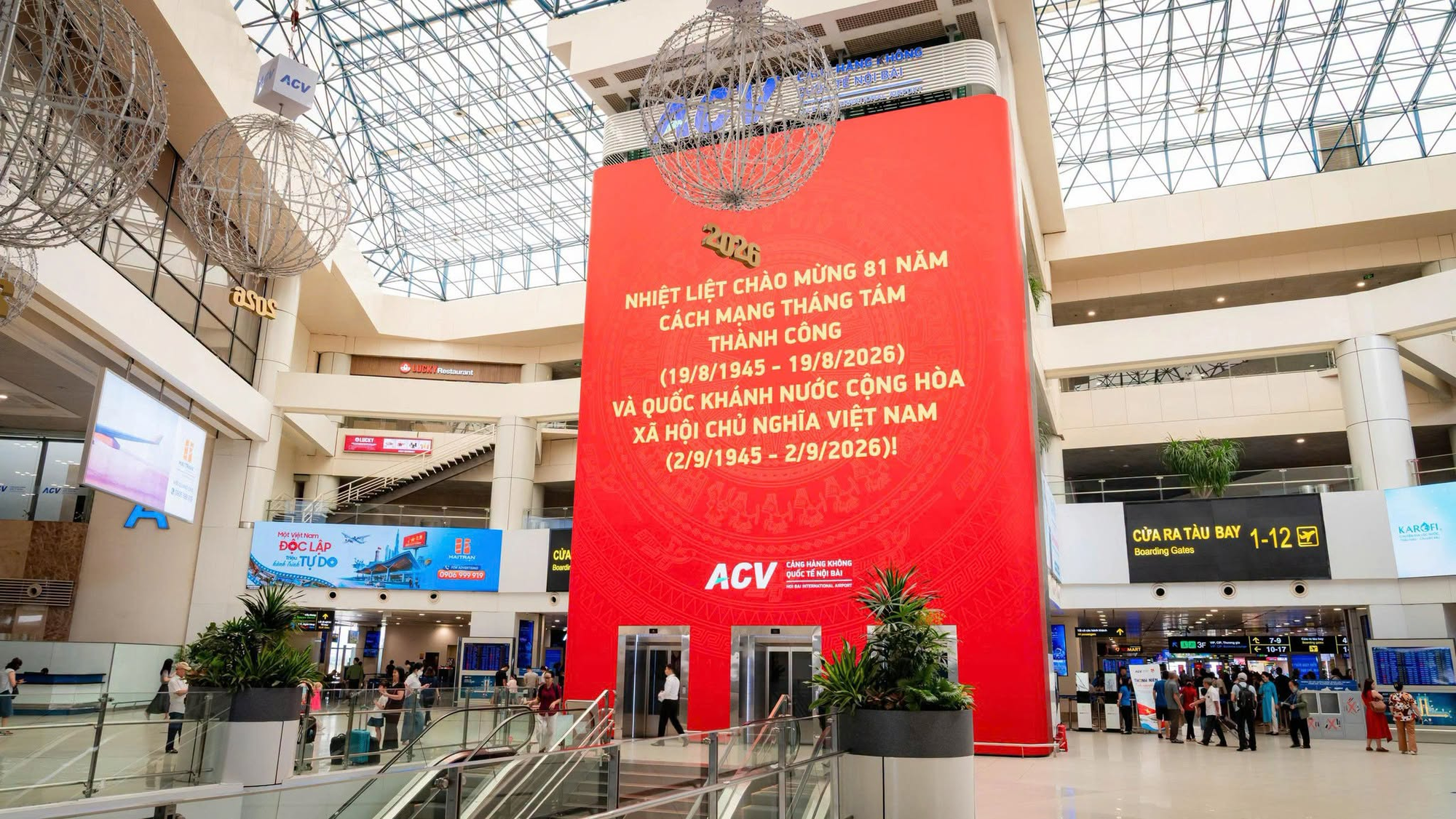 Cảnh tượng ngay l&uacute;c n&agrave;y tại s&acirc;n bay Nội B&agrave;i - Ảnh 3.