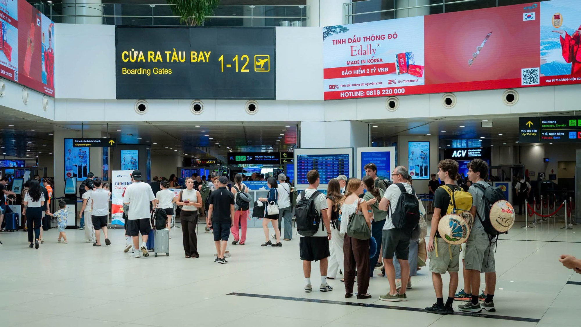 Cảnh tượng ngay l&uacute;c n&agrave;y tại s&acirc;n bay Nội B&agrave;i - Ảnh 6.