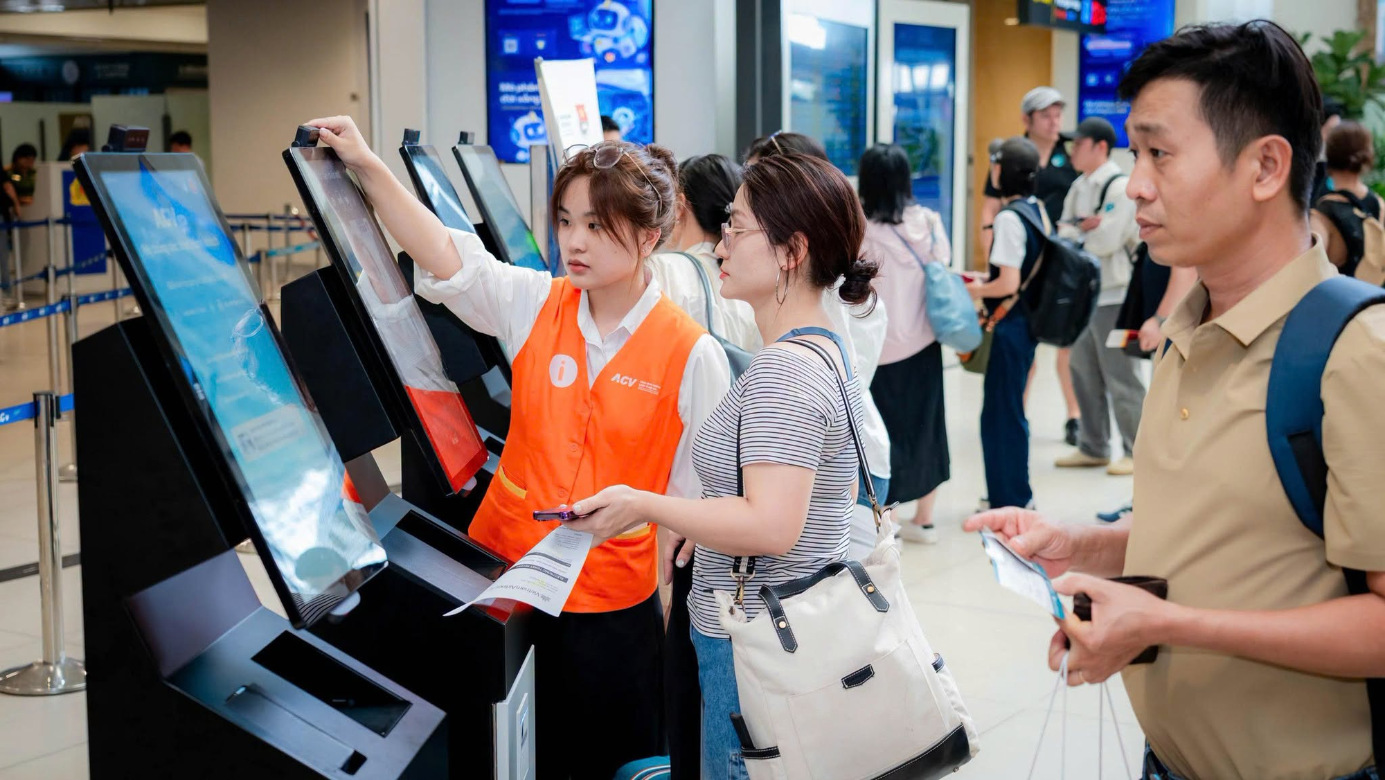 Cảnh tượng ngay l&uacute;c n&agrave;y tại s&acirc;n bay Nội B&agrave;i - Ảnh 7.