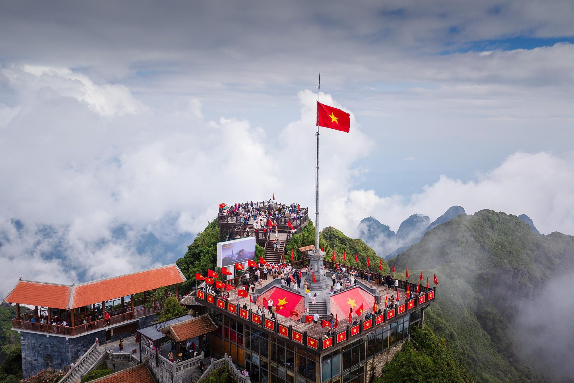 Du khách nhộn nhịp check in đỉnh Fansipan dịp lễ 2/9 - Ảnh 3.