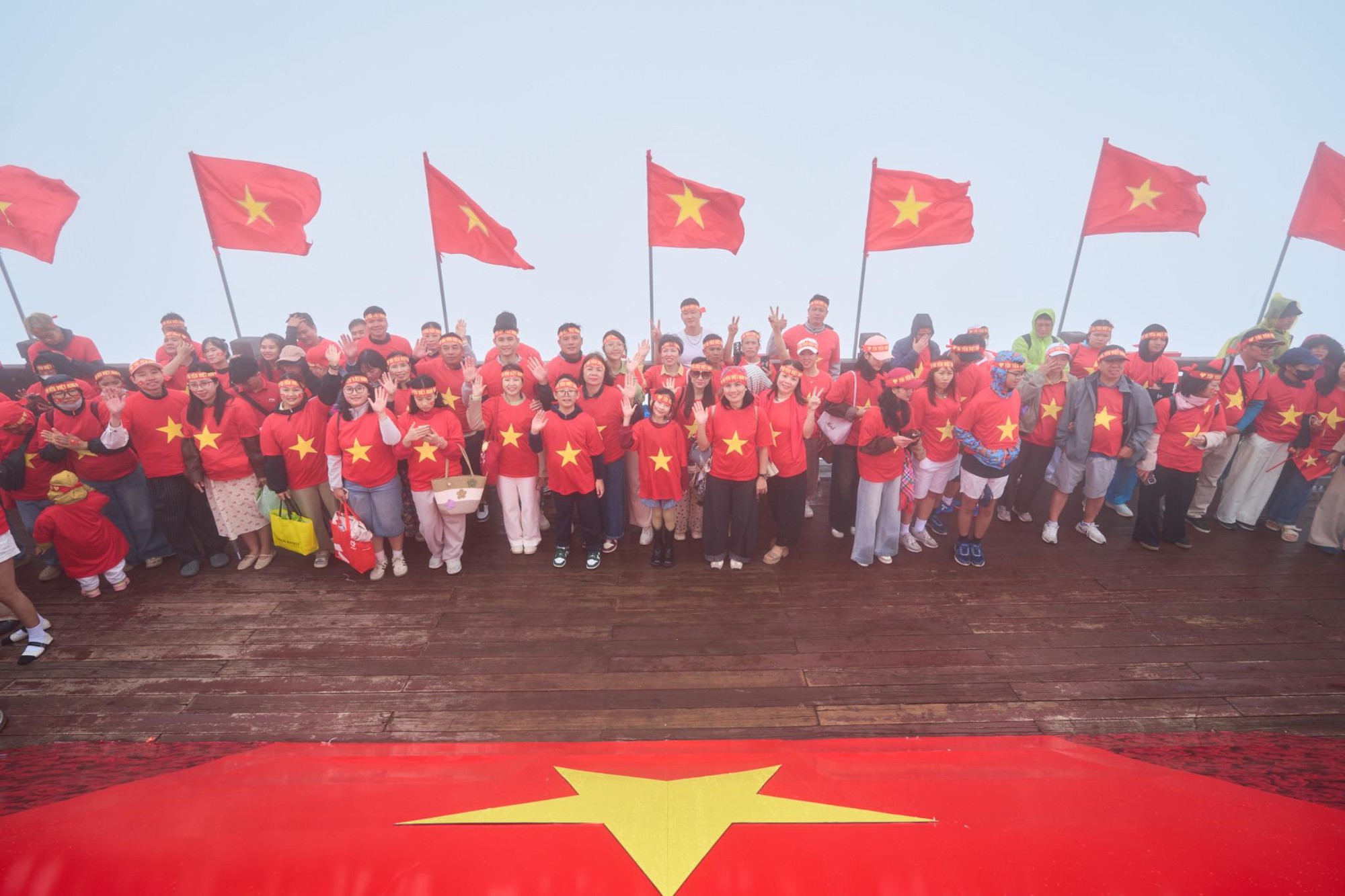 Du khách nhộn nhịp check in đỉnh Fansipan dịp lễ 2/9 - Ảnh 4.