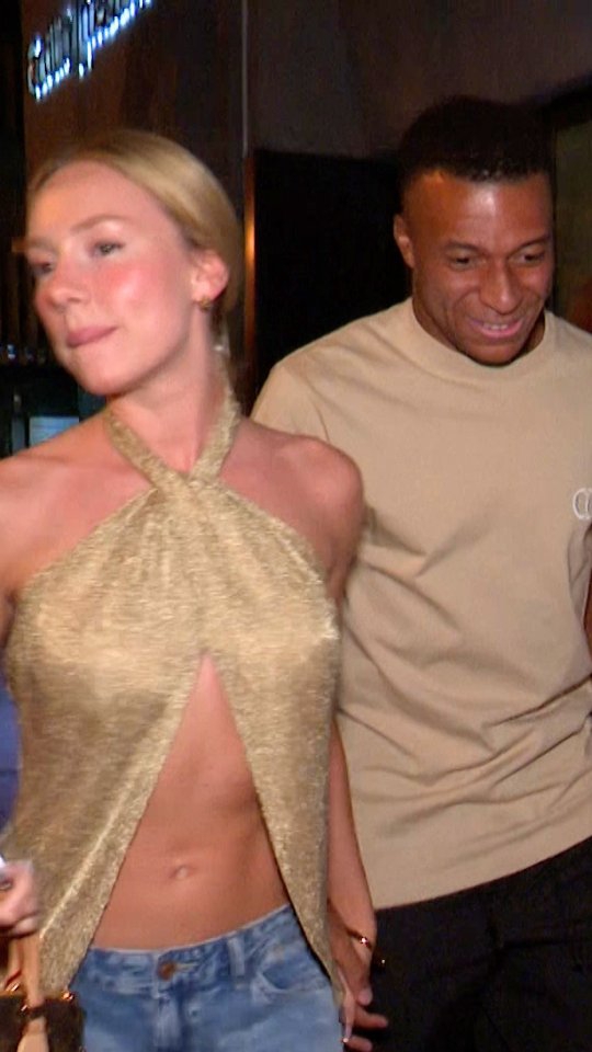 Mbapp&eacute; nắm tay mỹ nh&acirc;n Ester Exp&oacute;sito t&igrave;nh tứ giữa &aacute;nh flash ch&oacute;i lo&agrave; v&agrave; sự b&aacute;m đuổi của ph&oacute;ng vi&ecirc;n, lời ch&uacute;c mừng đ&aacute;m cưới Ronaldo v&agrave; Georgina g&acirc;y ch&uacute; &yacute;- Ảnh 1.