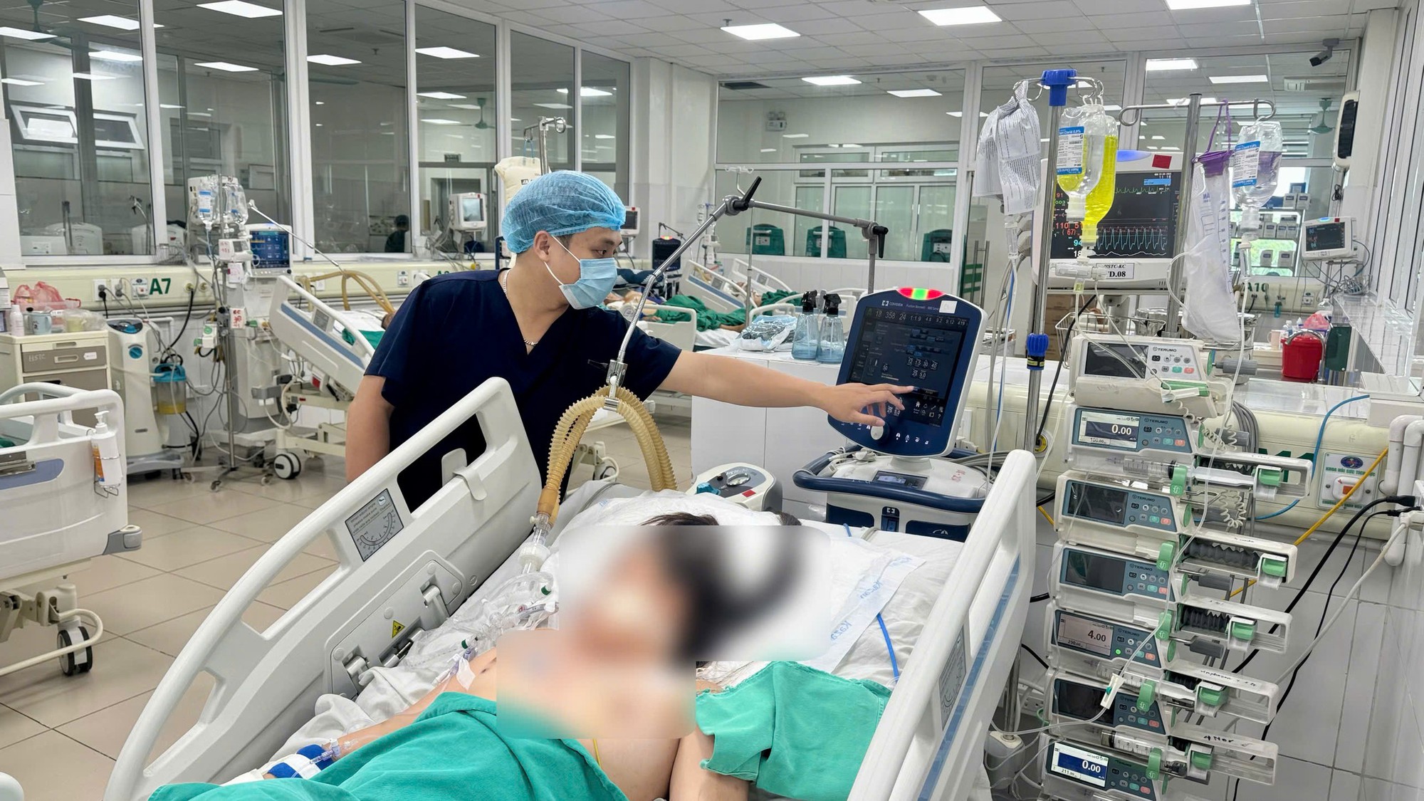 B&eacute; g&aacute;i 14 tuổi sốt một tuần, b&aacute;c sĩ ph&aacute;t hiện &ldquo;thủ phạm&rdquo; bất ngờ dưới ngực- Ảnh 1.