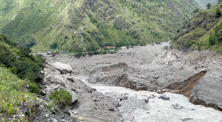 Cứu hộ Nepal xuy&ecirc;n đ&ecirc;m đ&agrave;o bới đường hầm, t&igrave;m hơn 900 c&ocirc;ng nh&acirc;n mất t&iacute;ch- Ảnh 2.
