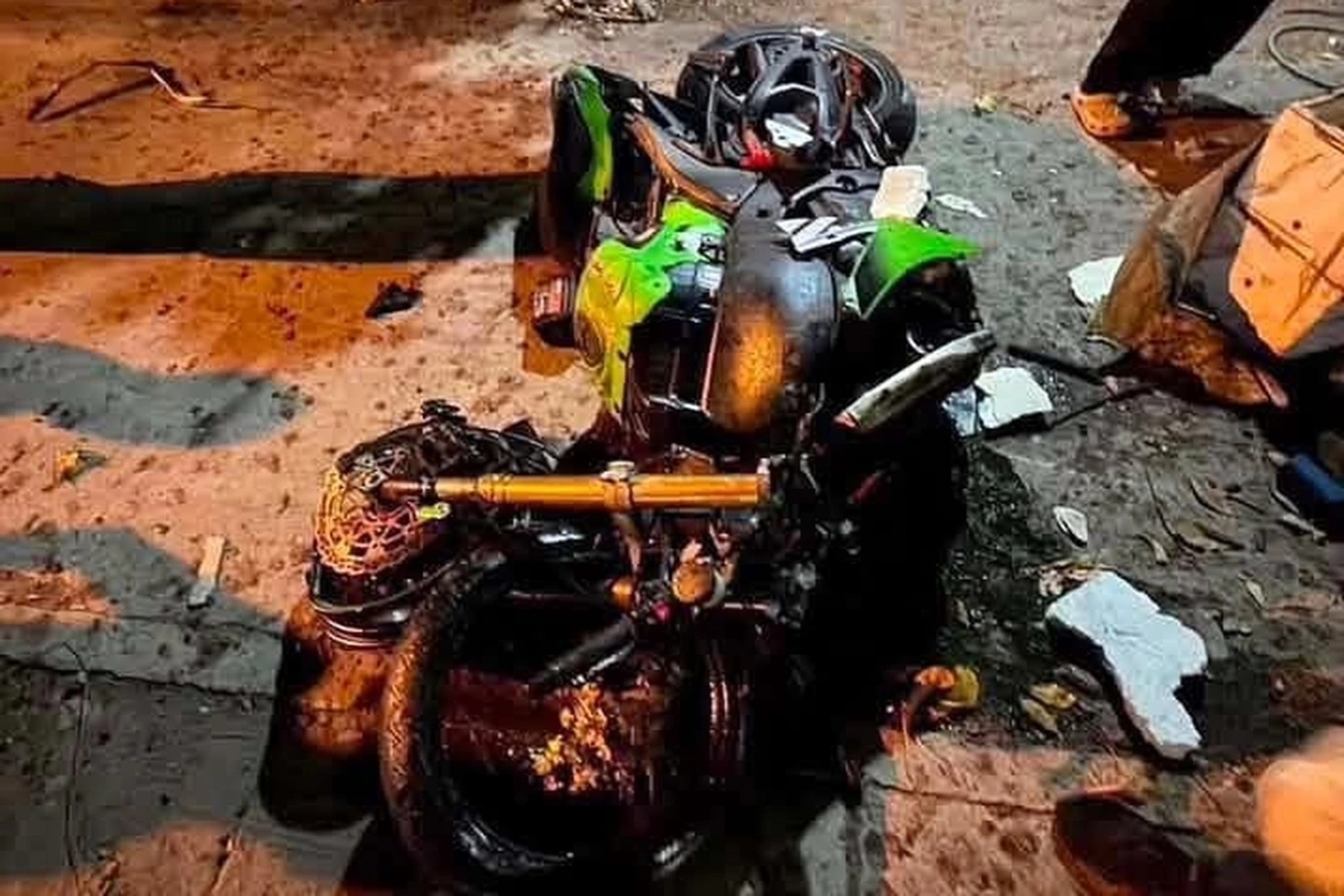 Biker &ldquo;&Uacute;t Lụi&rdquo; tử nạn khi đang chạy xe ph&acirc;n khối lớn ở Nha Trang, chiếc Kawasaki hư hỏng nghi&ecirc;m trọng- Ảnh 1.
