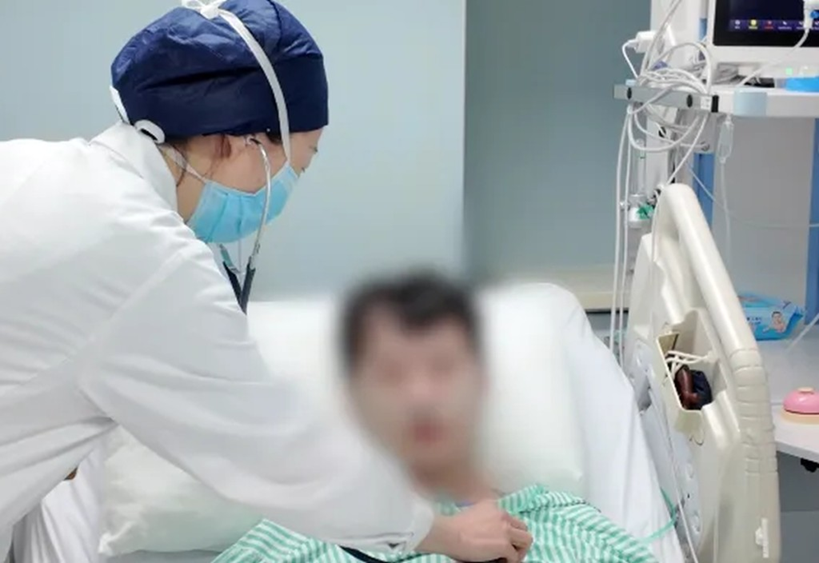 Người đ&agrave;n &ocirc;ng bị lo&eacute;t ruột, chảy m&aacute;u ồ ạt sau khi ăn hải sản: &ldquo;T&ocirc;i vẫn c&ograve;n rất may mắn&hellip;&rdquo; - Ảnh 2.