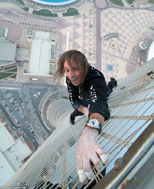 Gặp &ldquo;Người nhện đời thực&rdquo;: Người đ&agrave;n &ocirc;ng tay kh&ocirc;ng lững thững leo th&aacute;p Eiffel, Burj Khalifa như trong giấc mơ của mọi cậu b&eacute; - Ảnh 4.