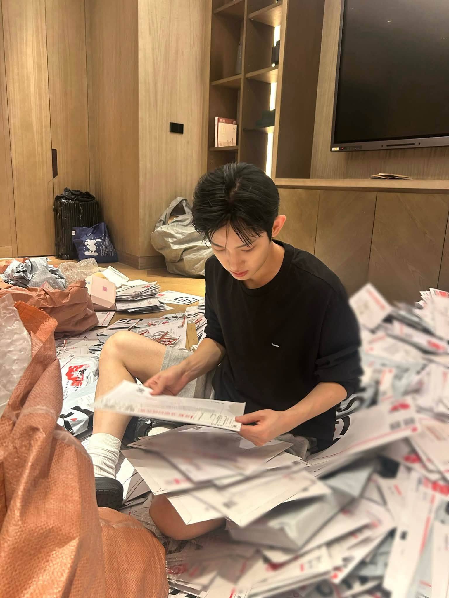 t&agrave;i tử chiều fan số 1 thế giới: mua tận 10 chiếc vali để chở thư của fan về đọc! - Ảnh 3.