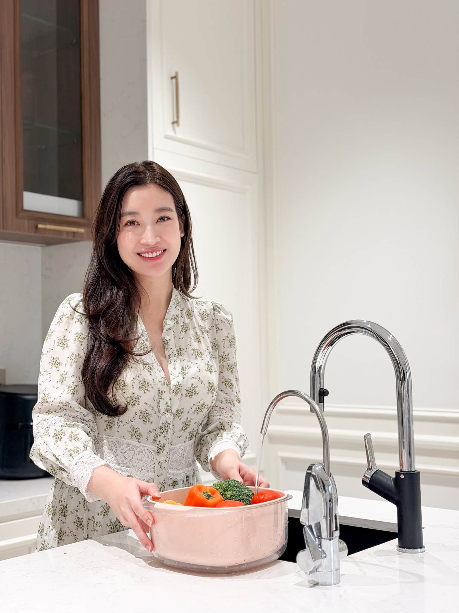 Hoa hậu Đỗ Mỹ Linh bất ngờ khoe nh&agrave; mới, nhan sắc d&acirc;u h&agrave;o m&ocirc;n khiến cư d&acirc;n mạng ngỡ ng&agrave;ng - Ảnh 1.