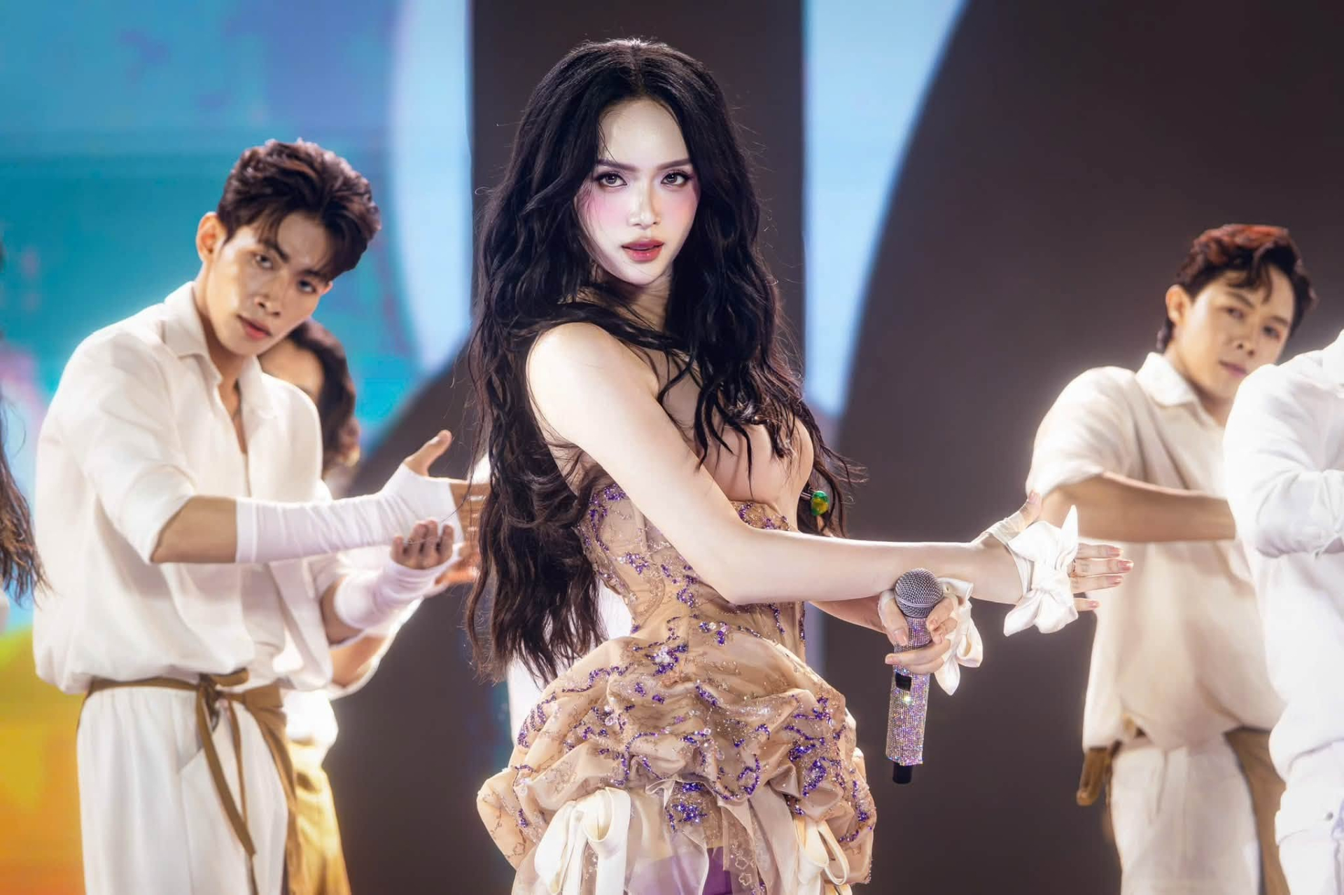 C&uacute; hit l&agrave;m cả thị trường nhạc Việt phải học theo: Ca sĩ l&ecirc;n đỉnh cao sự nghiệp, 4 lần li&ecirc;n tiếp thống trị Top 1 cả nước- Ảnh 7.