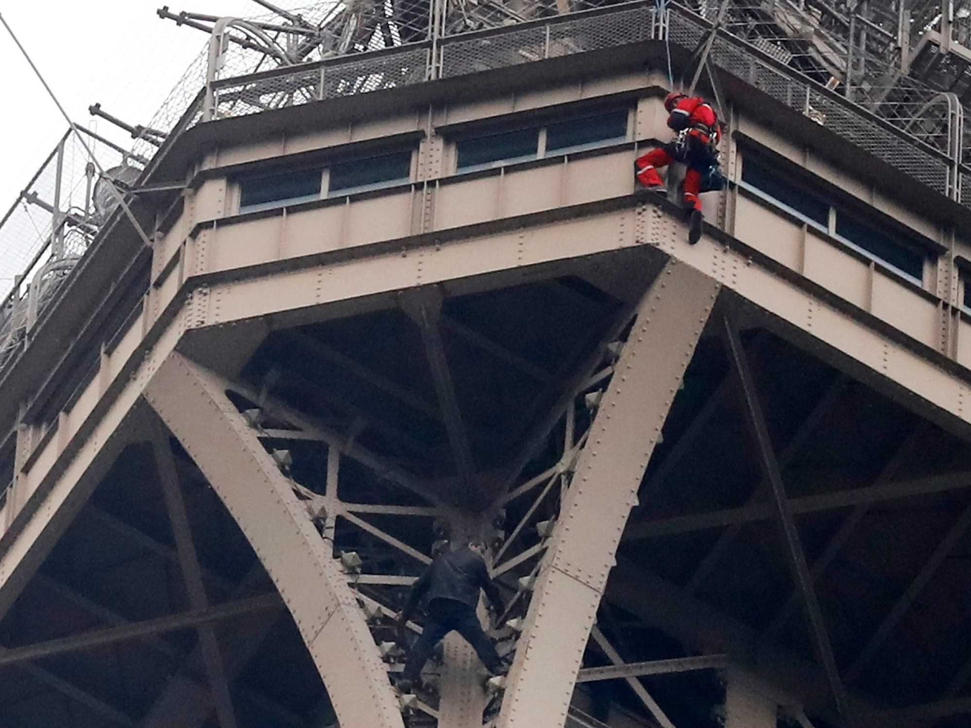 Gặp &ldquo;Người nhện đời thực&rdquo;: Người đ&agrave;n &ocirc;ng tay kh&ocirc;ng lững thững leo th&aacute;p Eiffel, Burj Khalifa như trong giấc mơ của mọi cậu b&eacute; - Ảnh 2.