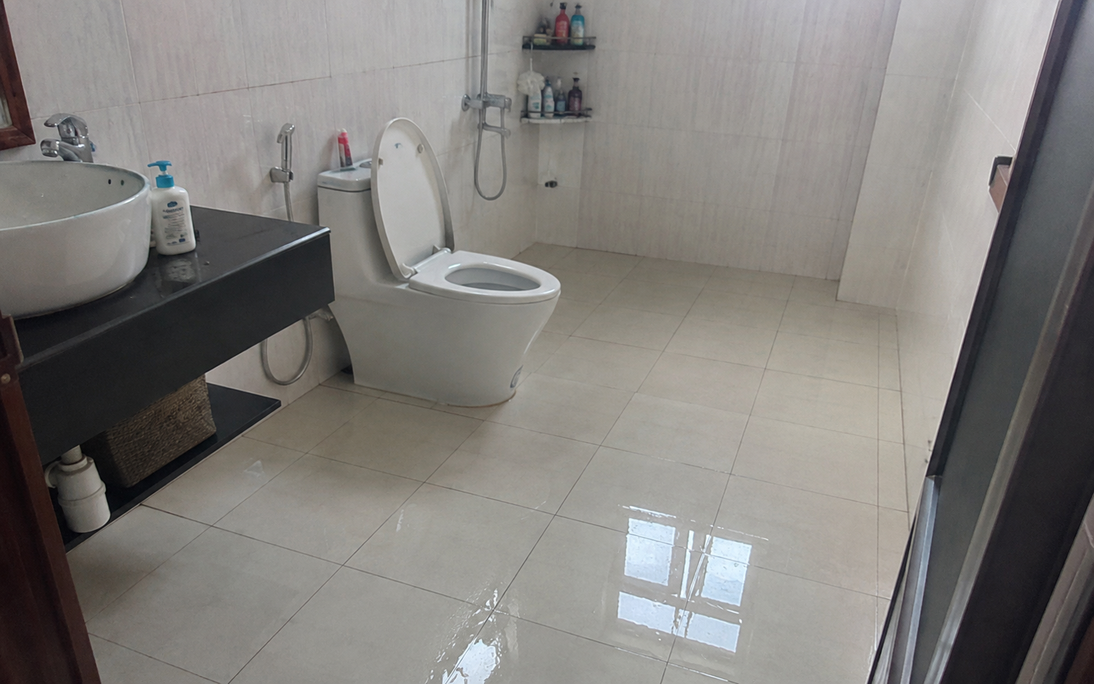 V&igrave; sao ng&agrave;y c&agrave;ng nhiều gia đ&igrave;nh kh&ocirc;ng c&ograve;n l&aacute;t gạch b&oacute;ng trong ph&ograve;ng tắm? 2 bề mặt đang dần được ưu ti&ecirc;n hơn - Ảnh 1.