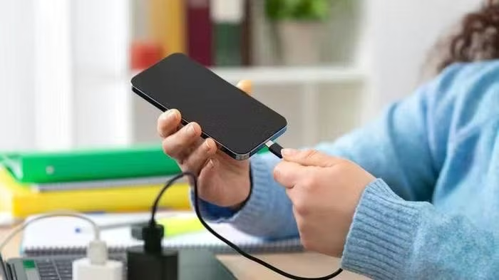 Lời khuy&ecirc;n cho những người vừa sử dụng điện thoại vừa sạc pin- Ảnh 1.