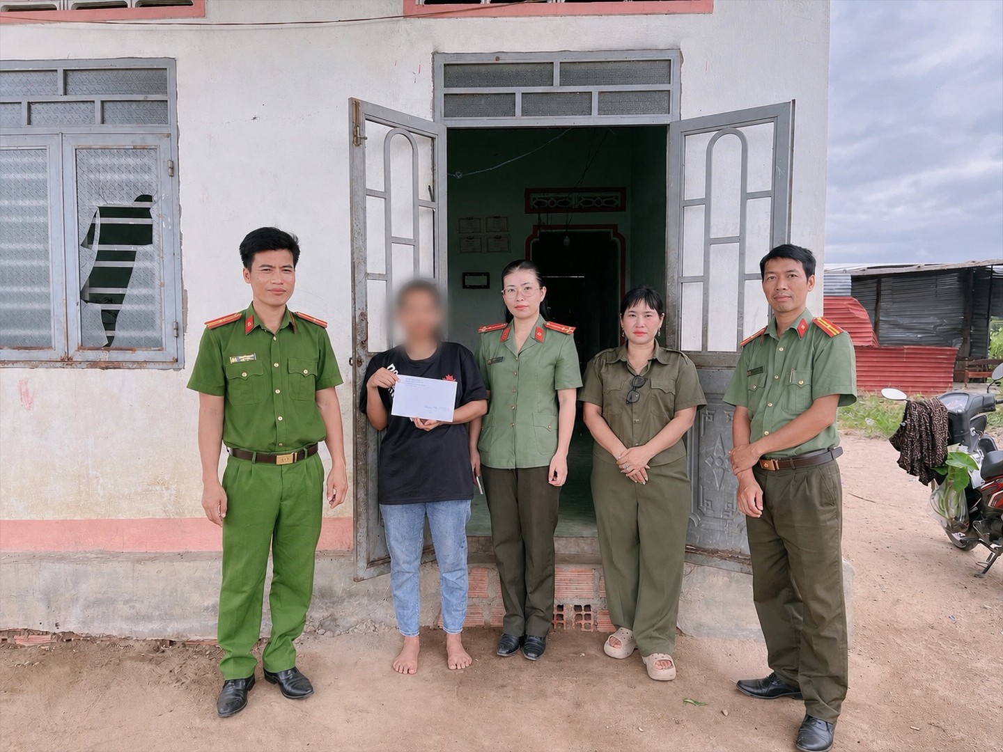 Người phụ nữ mắc kẹt 3 ngày tại sân bay Nội Bài được công an hỗ trợ sau cuộc gọi cầu cứu- Ảnh 1.