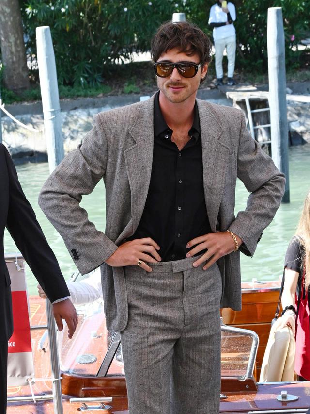 Hội ch&uacute; rể 2026 lưu &yacute;: Bỏ skinny suit đi v&igrave; thế giới đổi kiểu hết rồi!- Ảnh 10.