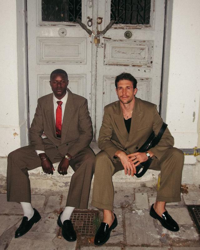 Hội ch&uacute; rể 2026 lưu &yacute;: Bỏ skinny suit đi v&igrave; thế giới đổi kiểu hết rồi!- Ảnh 2.