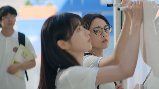 Đang viral c&ocirc; g&aacute;i thi&ecirc;n t&agrave;i c&oacute; IQ cao hơn Einstein, 22 tuổi l&agrave; gi&aacute;o sư: Xinh đẹp giỏi giang nhưng kh&ocirc;ng ai khen nổi- Ảnh 4.