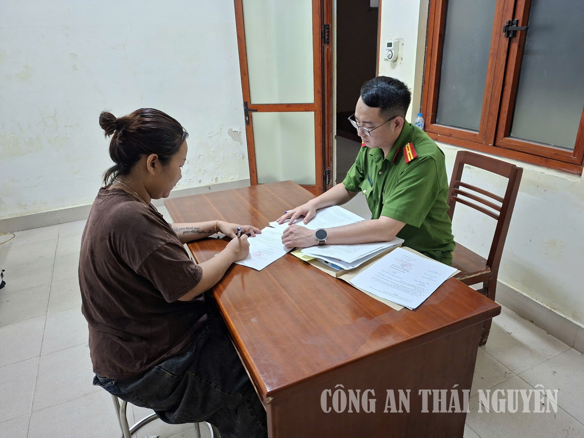Bắt giữ m&ocirc;i giới Ho&agrave;ng Thị H&agrave; Trang SN 1988 v&agrave; em g&aacute;i họ- Ảnh 1.