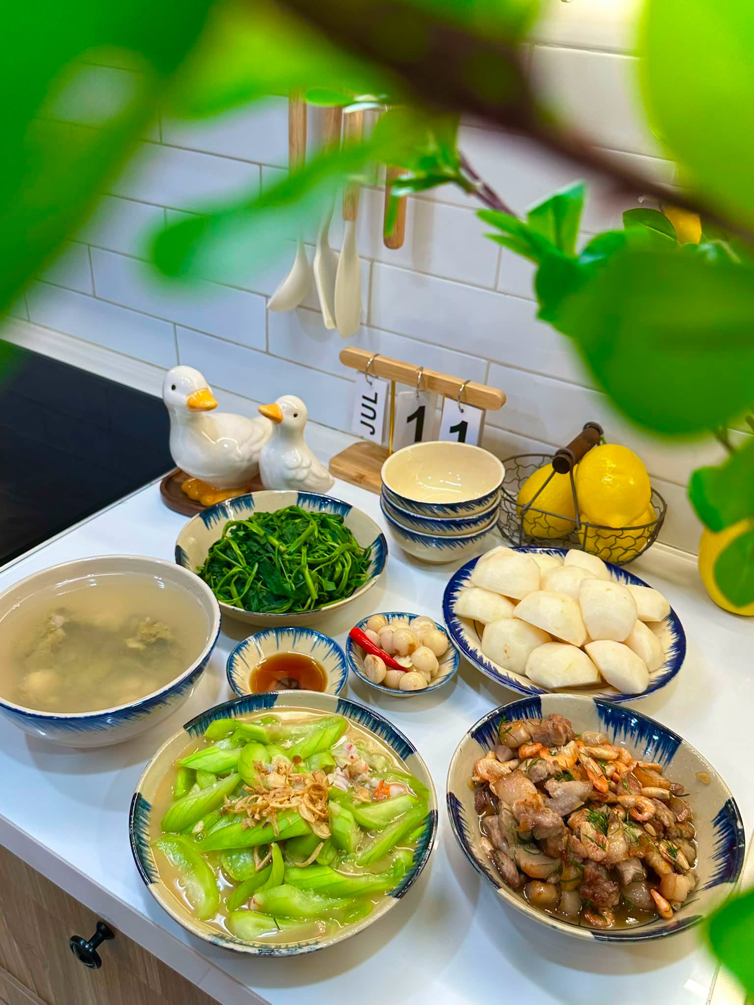 Mẹ đảm H&agrave; Nội dạy con trai v&agrave;o bếp nấu ăn suốt 1 th&aacute;ng h&egrave;: Nh&igrave;n m&acirc;m cơm b&eacute; l&agrave;m, c&aacute;c mẹ thi nhau v&agrave;o nhận "con rể" - Ảnh 5.