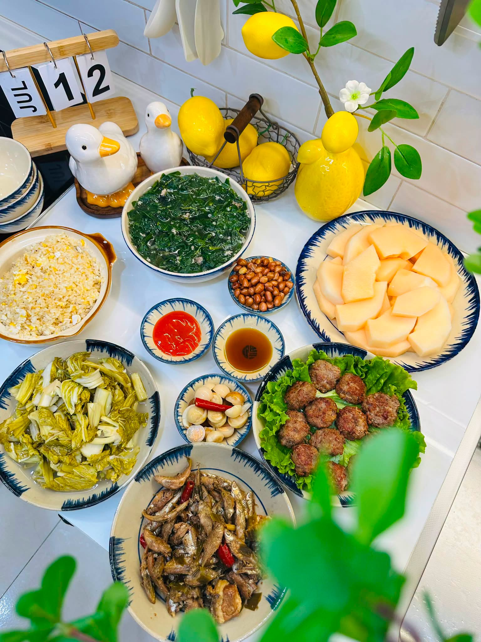 Mẹ đảm H&agrave; Nội dạy con trai v&agrave;o bếp nấu ăn suốt 1 th&aacute;ng h&egrave;: Nh&igrave;n m&acirc;m cơm b&eacute; l&agrave;m, c&aacute;c mẹ thi nhau v&agrave;o nhận "con rể" - Ảnh 3.