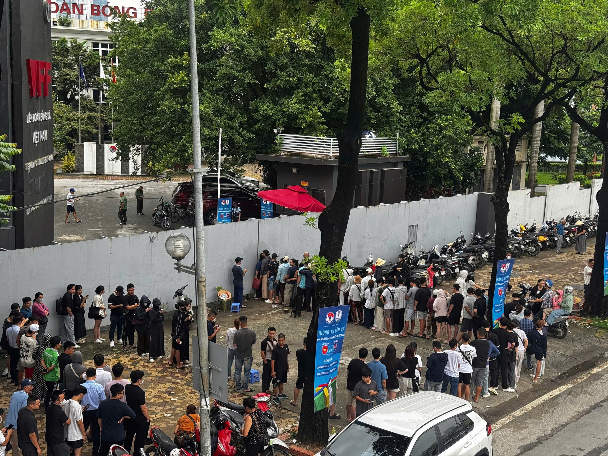 C&ocirc; g&aacute;i đi xe m&aacute;y từ 5h s&aacute;ng từ Bắc Ninh l&ecirc;n H&agrave; Nội, chờ 4 tiếng để mua v&eacute; cổ vũ đội tuyển Việt Nam- Ảnh 6.