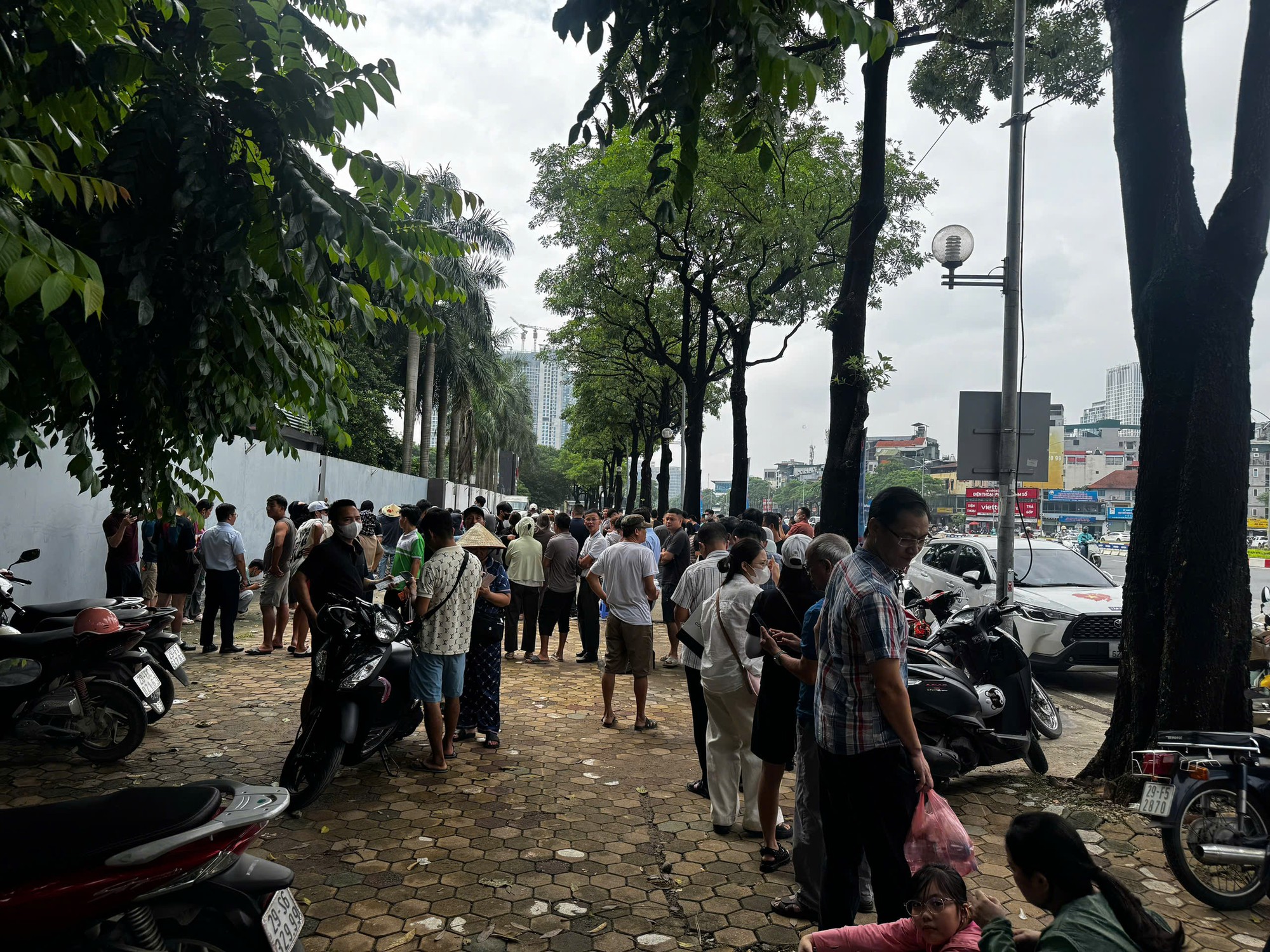 C&ocirc; g&aacute;i đi xe m&aacute;y từ 5h s&aacute;ng từ Bắc Ninh l&ecirc;n H&agrave; Nội, chờ 4 tiếng để mua v&eacute; cổ vũ đội tuyển Việt Nam- Ảnh 5.