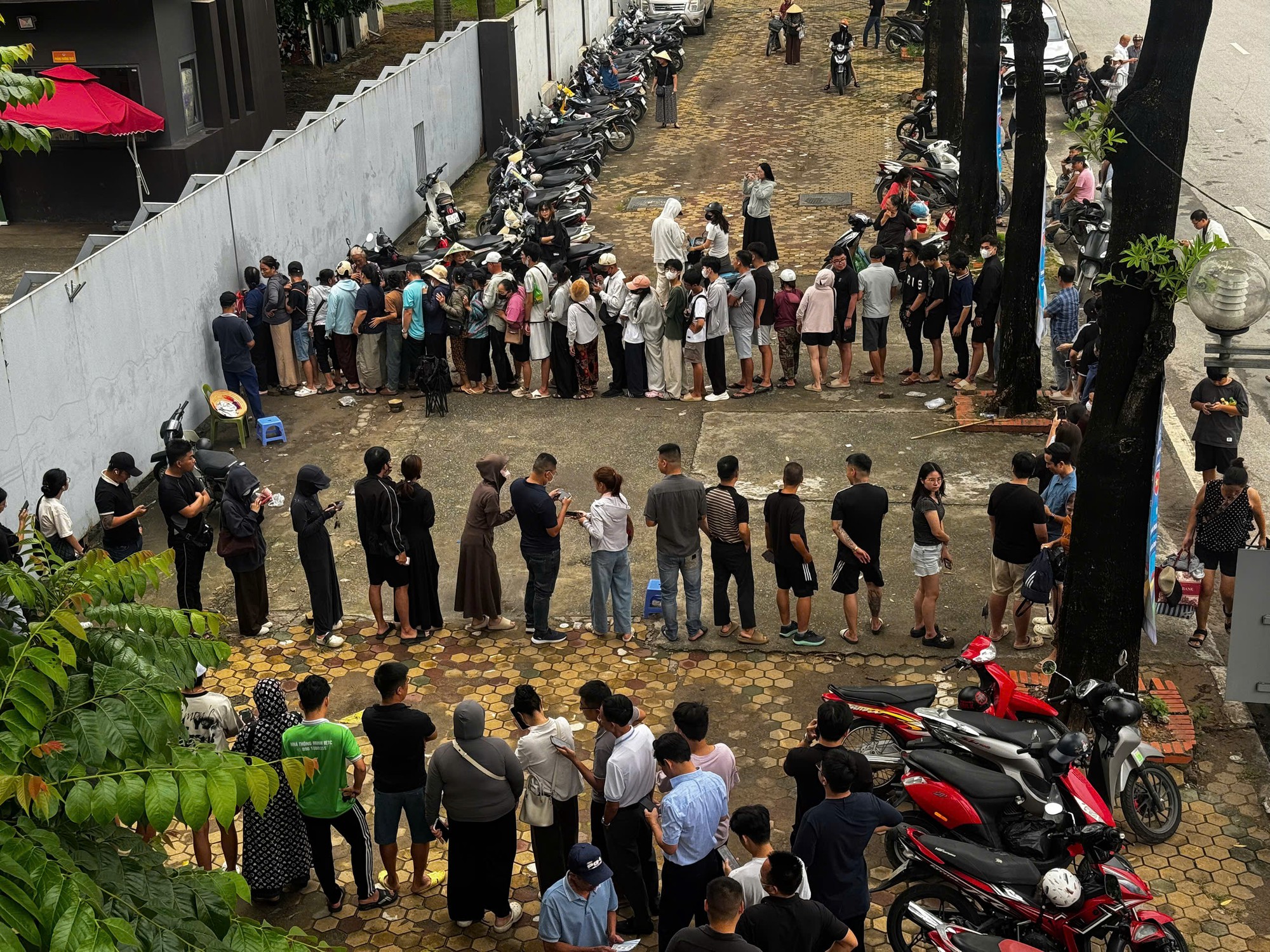 C&ocirc; g&aacute;i đi xe m&aacute;y từ 5h s&aacute;ng từ Bắc Ninh l&ecirc;n H&agrave; Nội, chờ 4 tiếng để mua v&eacute; cổ vũ đội tuyển Việt Nam- Ảnh 2.