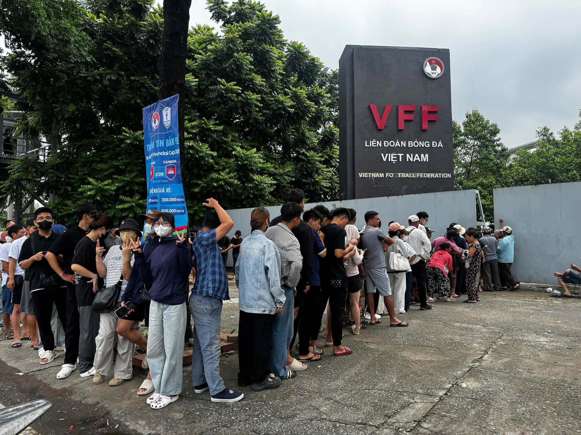 C&ocirc; g&aacute;i đi xe m&aacute;y từ 5h s&aacute;ng từ Bắc Ninh l&ecirc;n H&agrave; Nội, chờ 4 tiếng để mua v&eacute; cổ vũ đội tuyển Việt Nam- Ảnh 1.