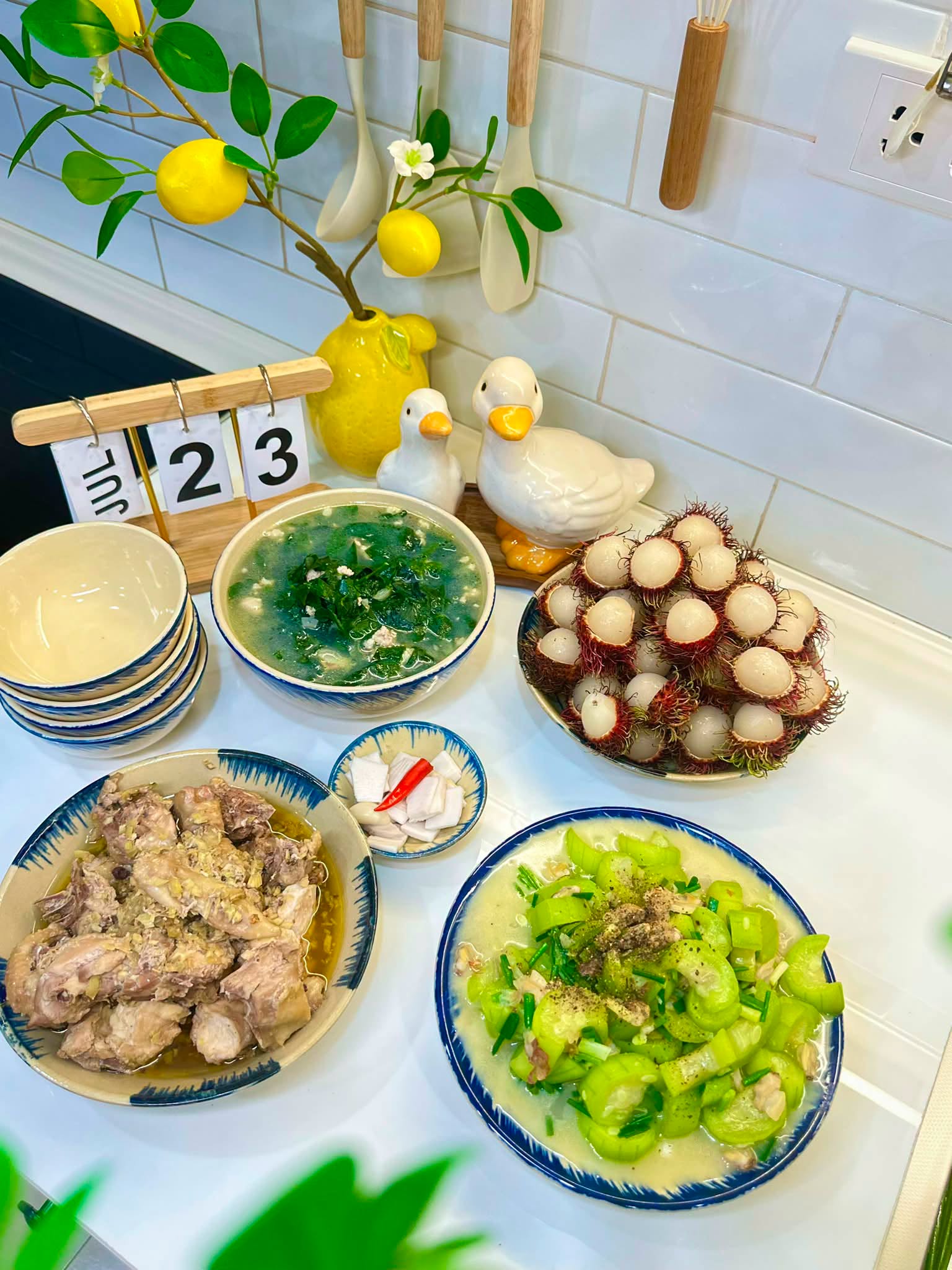 Mẹ đảm H&agrave; Nội dạy con trai v&agrave;o bếp nấu ăn suốt 1 th&aacute;ng h&egrave;: Nh&igrave;n m&acirc;m cơm b&eacute; l&agrave;m, c&aacute;c mẹ thi nhau v&agrave;o nhận "con rể" - Ảnh 8.