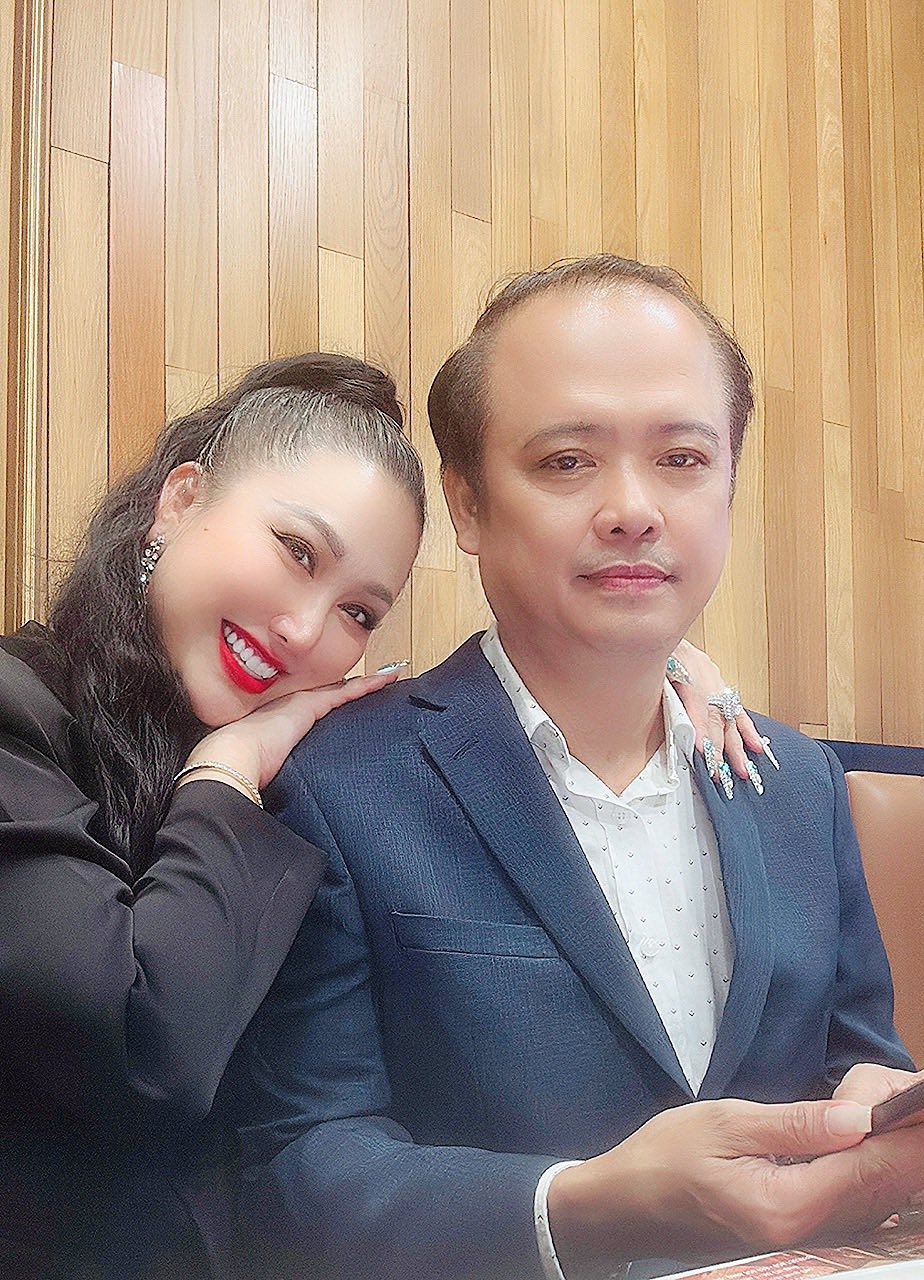 Mẹ đơn th&acirc;n l&agrave; Ph&oacute; viện trưởng được đại gia miền T&acirc;y U60 y&ecirc;u say đắm: Chiều chuộng như "c&ocirc;ng ch&uacute;a", đưa về qu&ecirc; ra mắt gia đ&igrave;nh - Ảnh 5.