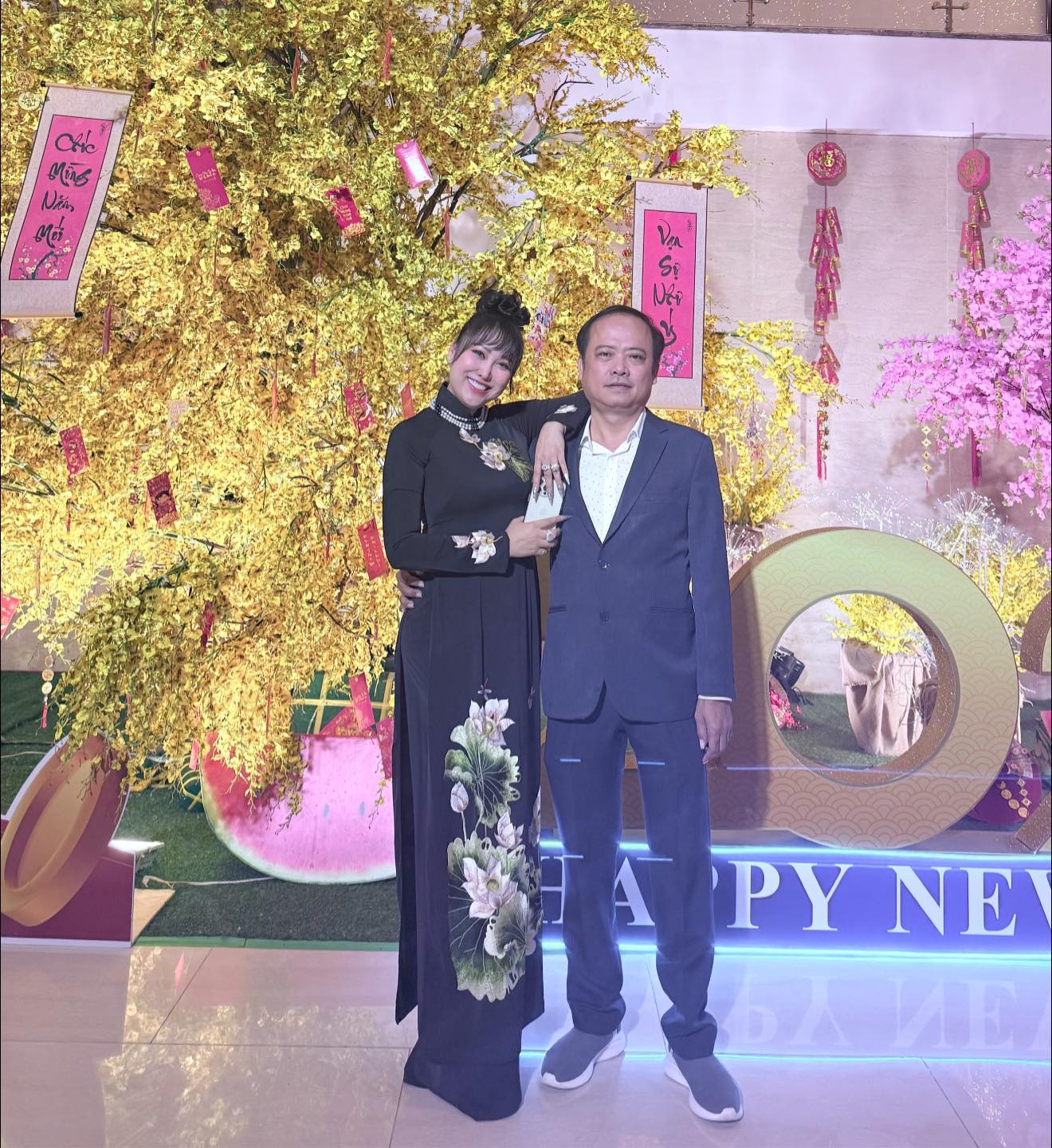 Mẹ đơn th&acirc;n l&agrave; Ph&oacute; viện trưởng được đại gia miền T&acirc;y U60 y&ecirc;u say đắm: Chiều chuộng như "c&ocirc;ng ch&uacute;a", đưa về qu&ecirc; ra mắt gia đ&igrave;nh - Ảnh 6.