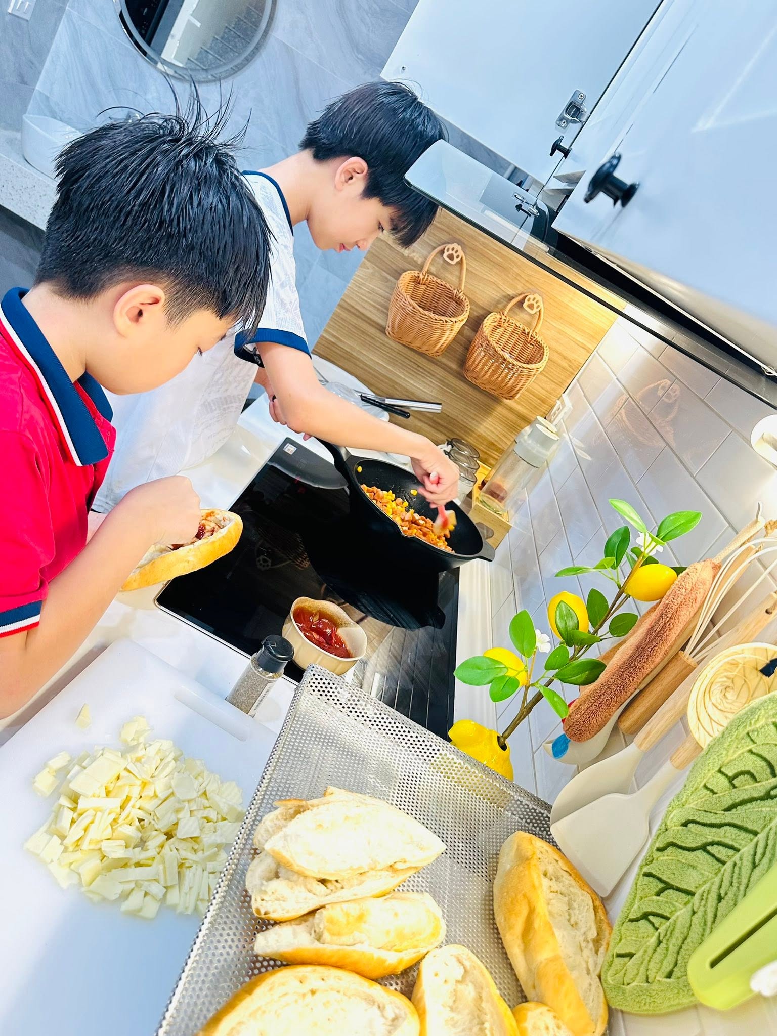 Mẹ đảm H&agrave; Nội dạy con trai v&agrave;o bếp nấu ăn suốt 1 th&aacute;ng h&egrave;: Nh&igrave;n m&acirc;m cơm b&eacute; l&agrave;m, c&aacute;c mẹ thi nhau v&agrave;o nhận "con rể" - Ảnh 10.