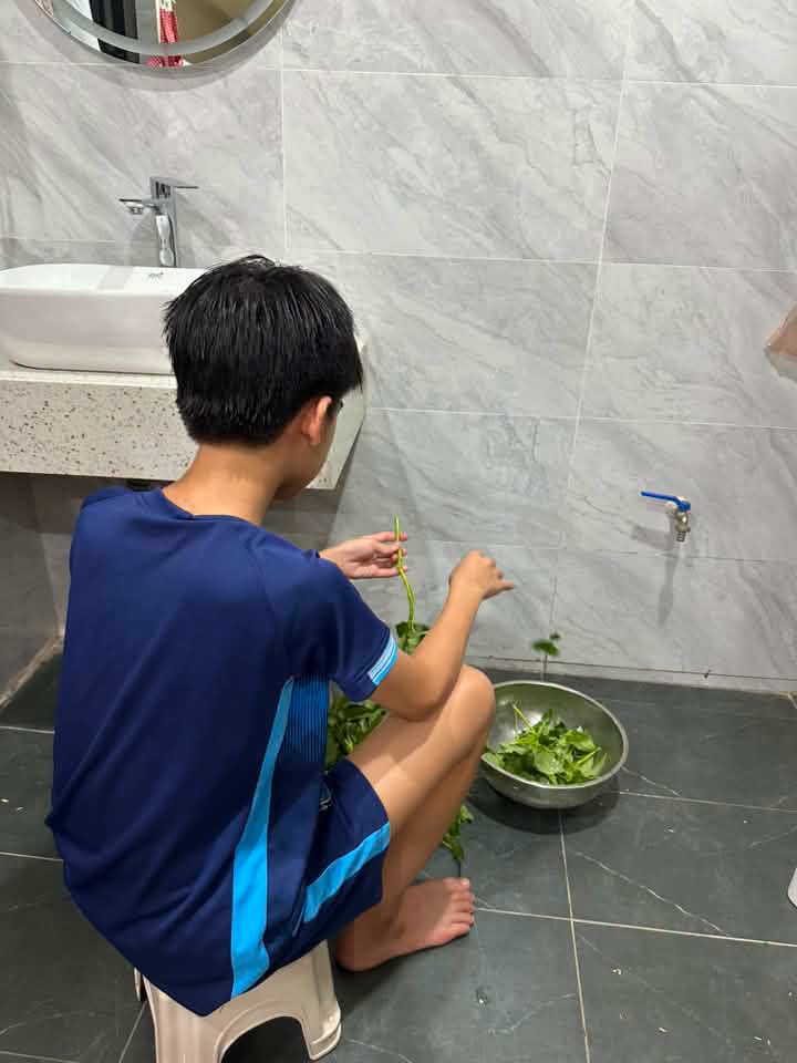 Mẹ đảm H&agrave; Nội dạy con trai v&agrave;o bếp nấu ăn suốt 1 th&aacute;ng h&egrave;: Nh&igrave;n m&acirc;m cơm b&eacute; l&agrave;m, c&aacute;c mẹ thi nhau v&agrave;o nhận "con rể" - Ảnh 9.