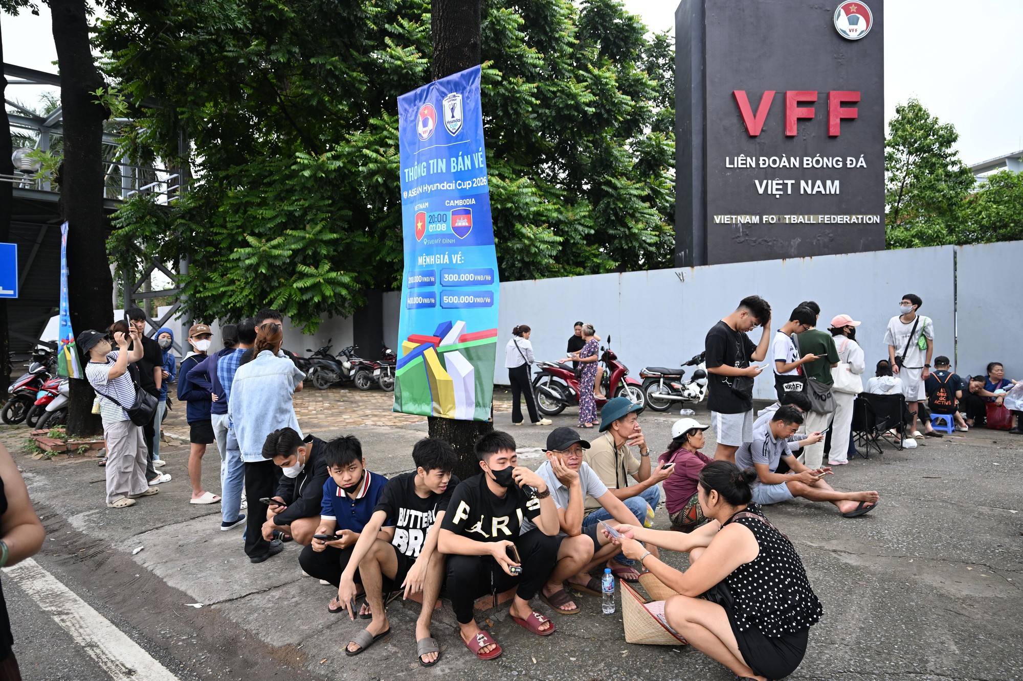 C&ocirc; g&aacute;i đi xe m&aacute;y từ 5h s&aacute;ng từ Bắc Ninh l&ecirc;n H&agrave; Nội, chờ 4 tiếng để mua v&eacute; cổ vũ đội tuyển Việt Nam- Ảnh 11.