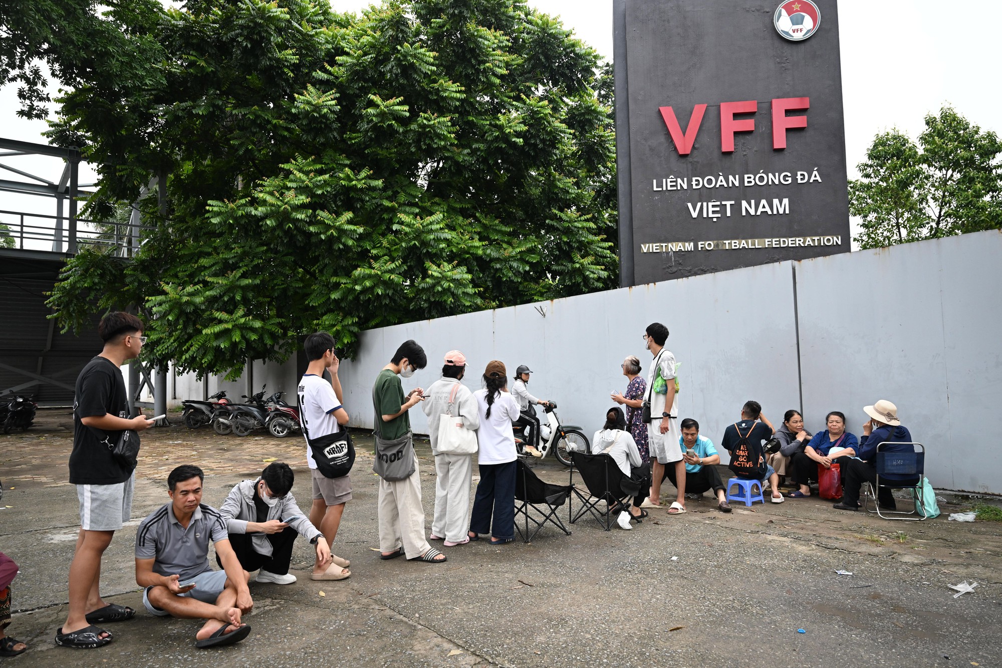 C&ocirc; g&aacute;i đi xe m&aacute;y từ 5h s&aacute;ng từ Bắc Ninh l&ecirc;n H&agrave; Nội, chờ 4 tiếng để mua v&eacute; cổ vũ đội tuyển Việt Nam- Ảnh 9.